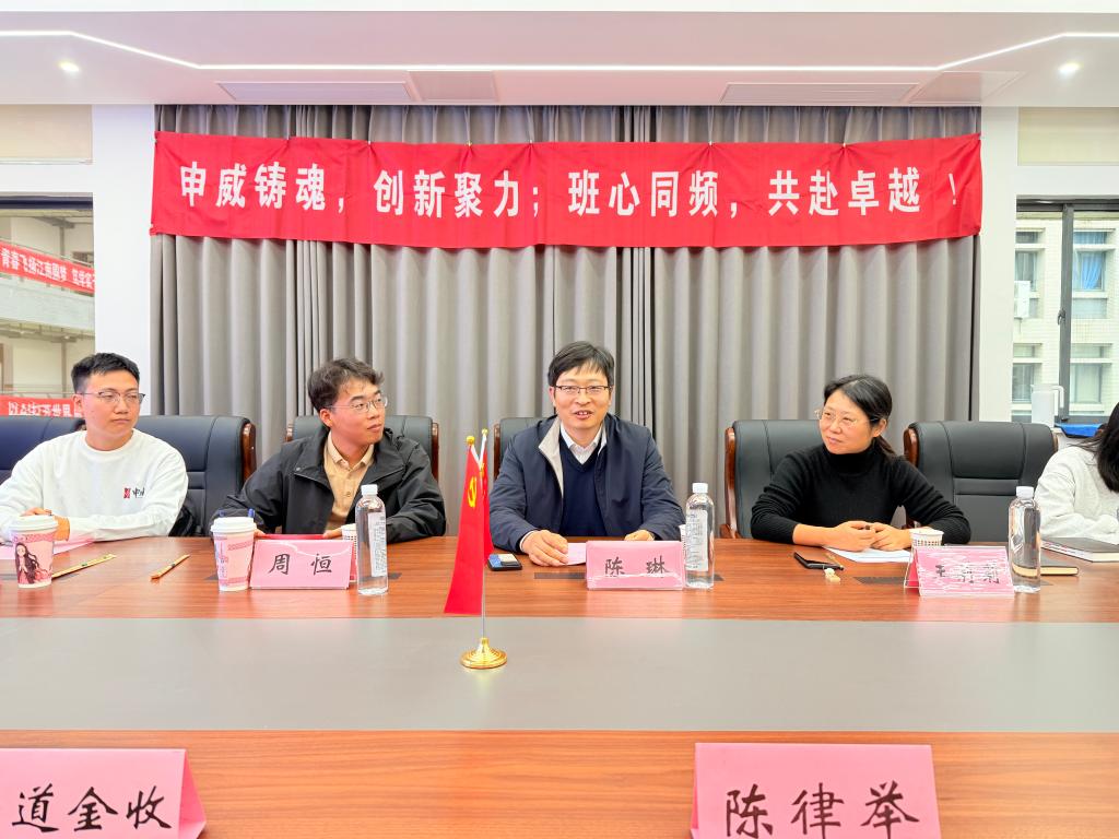 一群人在餐厅里AI 生成的内容可能不正确。 一群人在餐厅里AI 生成的内容可能不正确。