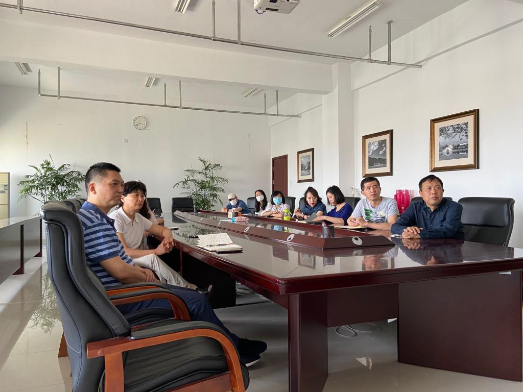 御宅屋
党员干部正在收看开幕式盛况